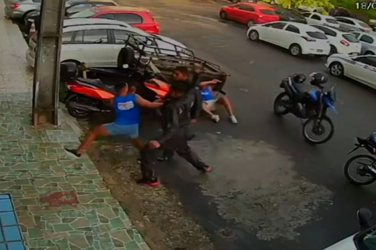 Vídeo: homens são brutalmente agredidos por mototaxistas na Quarta-Feira de Cinzas