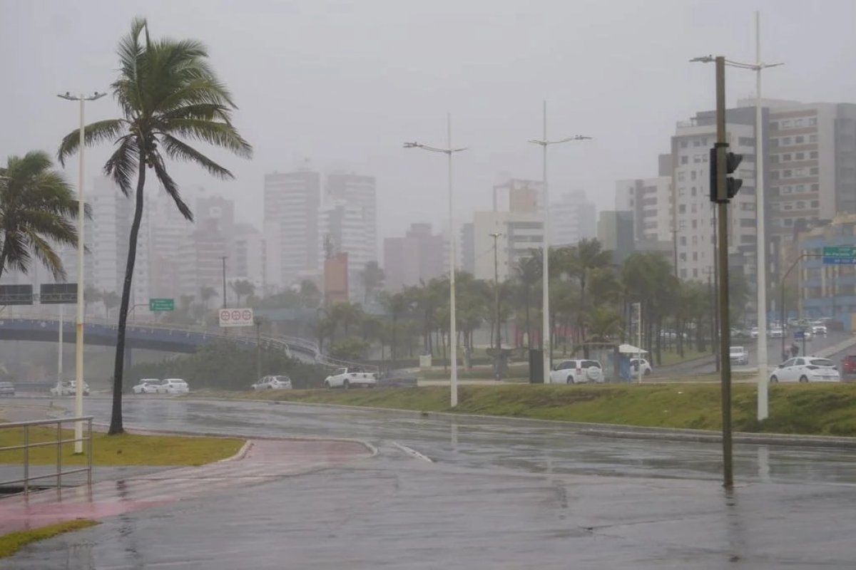 Inmet emite alerta de chuvas intensas para toda a Bahia