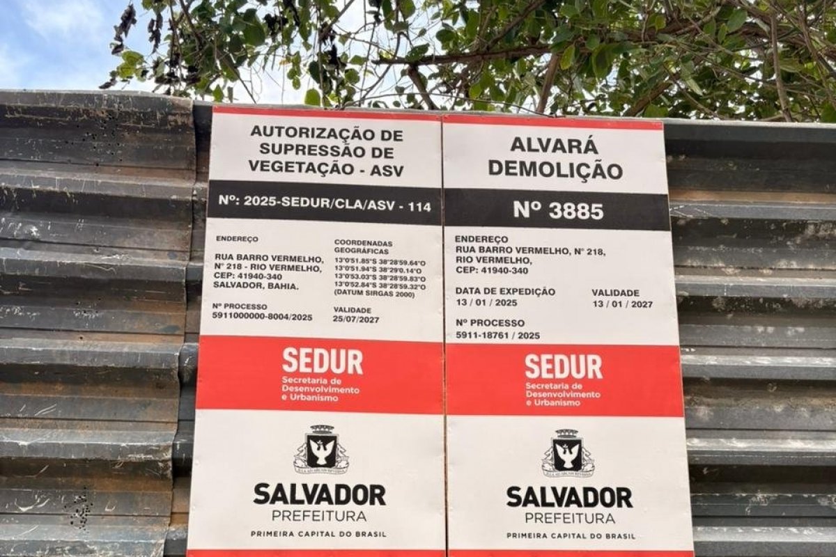 Vídeo: Mesmo com proibição judicial, Sedur mantém placas de Alvarás em obras na Praia de Buracão
