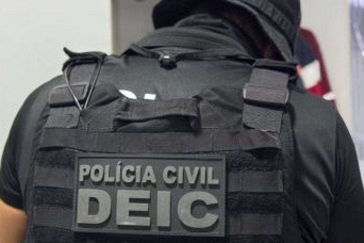 Dupla suspeita de furtar R$ 400 mil em joias e relógios é presa em Feira de Santana