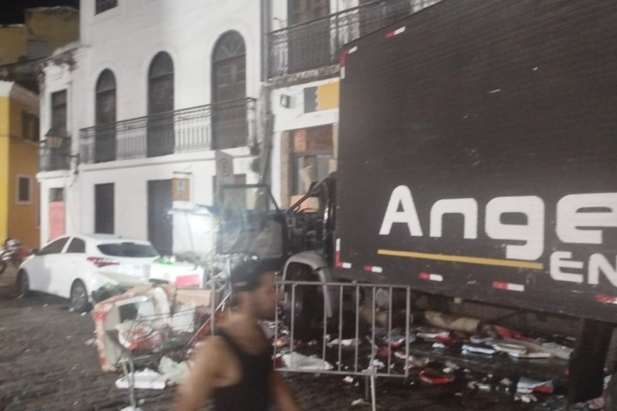 Vídeo: caminhão perde freio em ladeira no Pelourinho e atinge imóveis