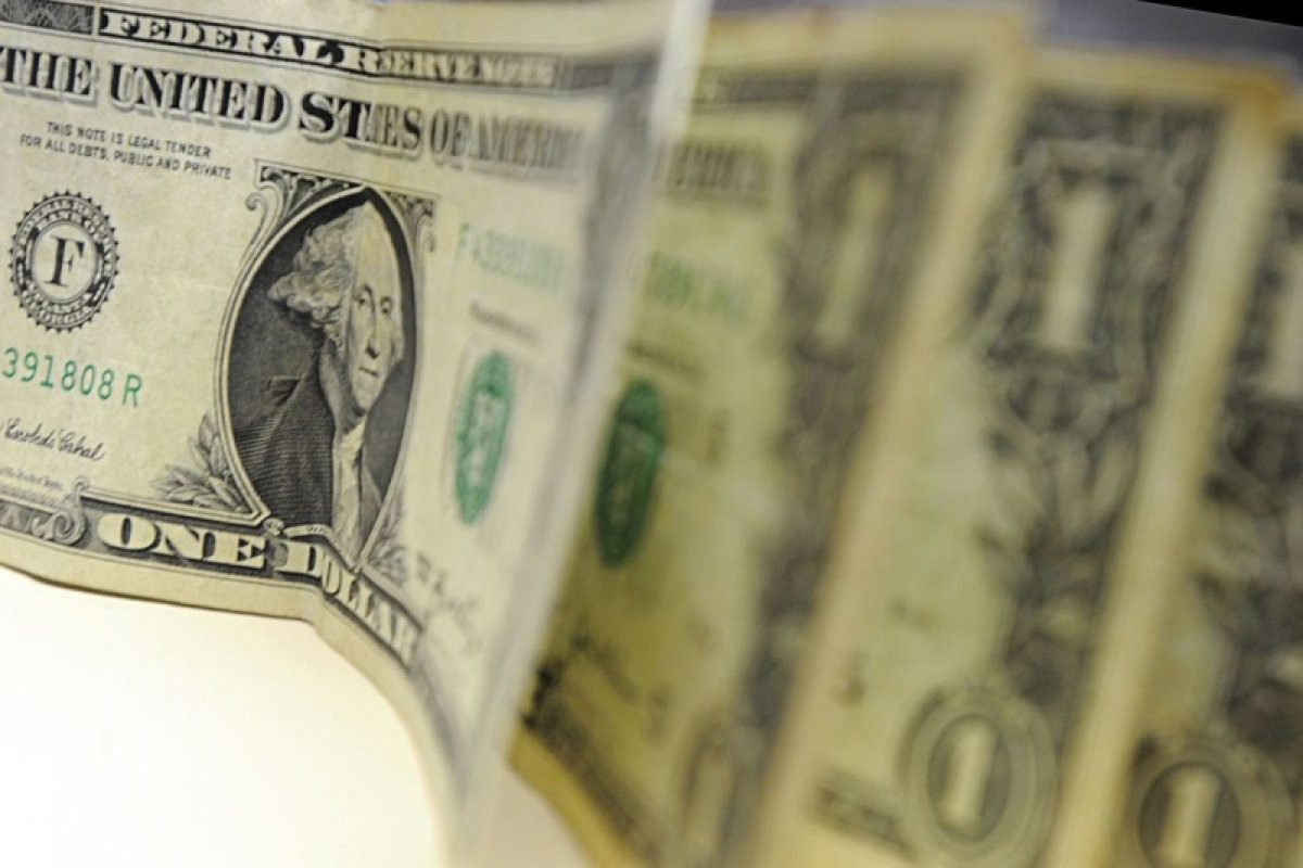 Dólar opera com volatilidade após nova ação do Banco Central