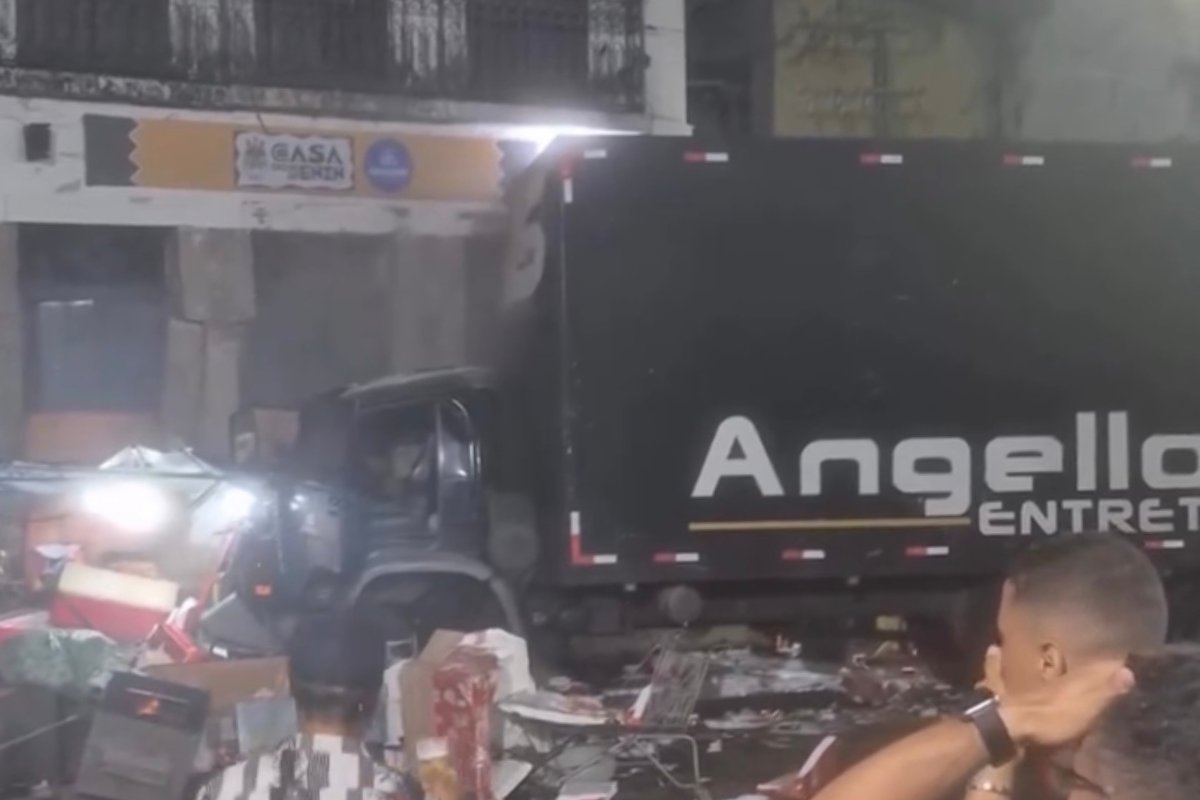 Vídeo: Casa do Benin fecha temporariamente após ser atingida por caminhão sem freio