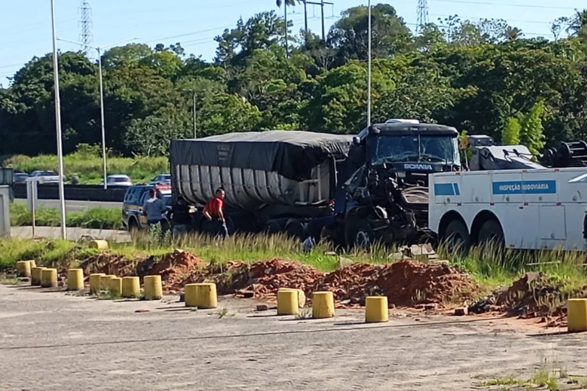 Engavetamento com 13 veículos na BR-324 deixa feridos e interdita trecho da estrada 