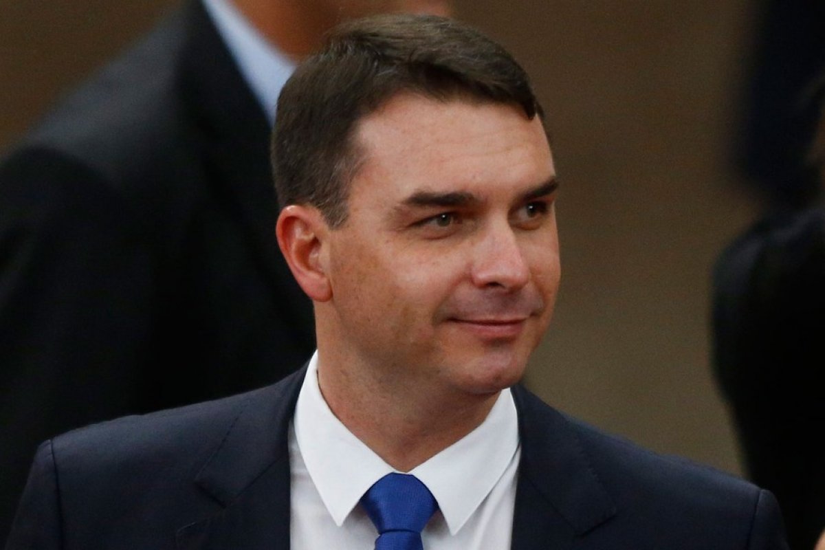Flávio Bolsonaro admite que 'Aliança' está fora das eleições