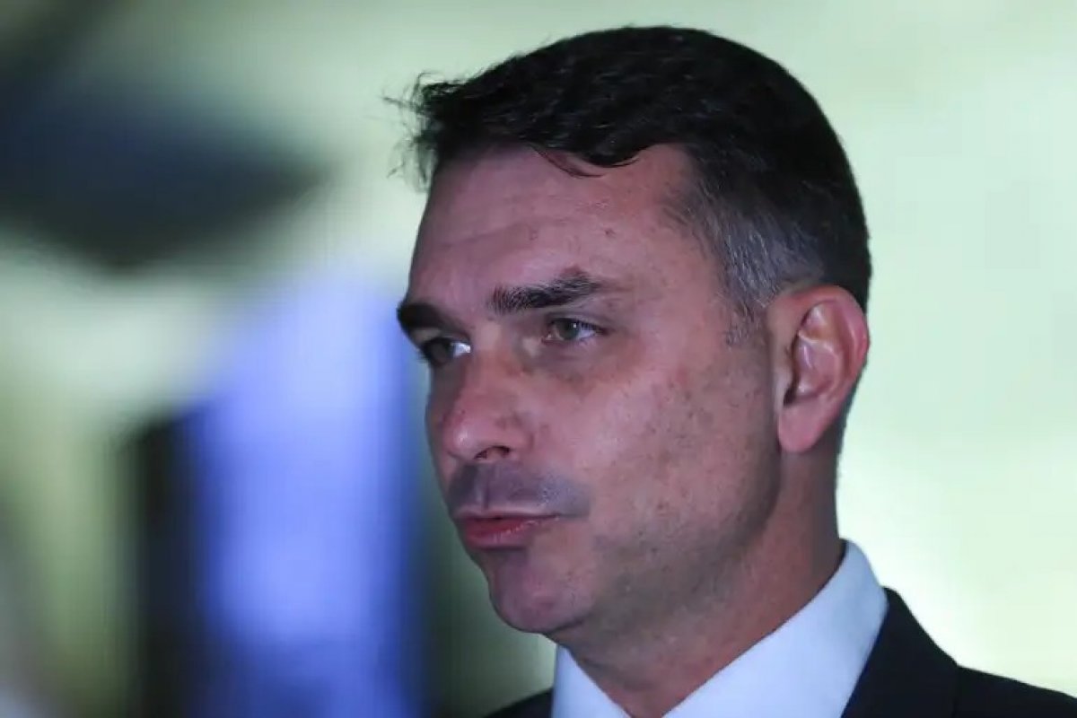 Para se distanciar do “bolsonarismo raiz”, Flávio foca em Minas e sonda ex-marqueteiro de Aécio, diz blog