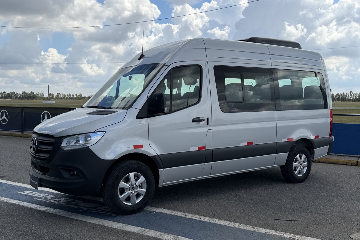 Sprinter automática chega ao Brasil nas versões chassi, furgão e passageiros