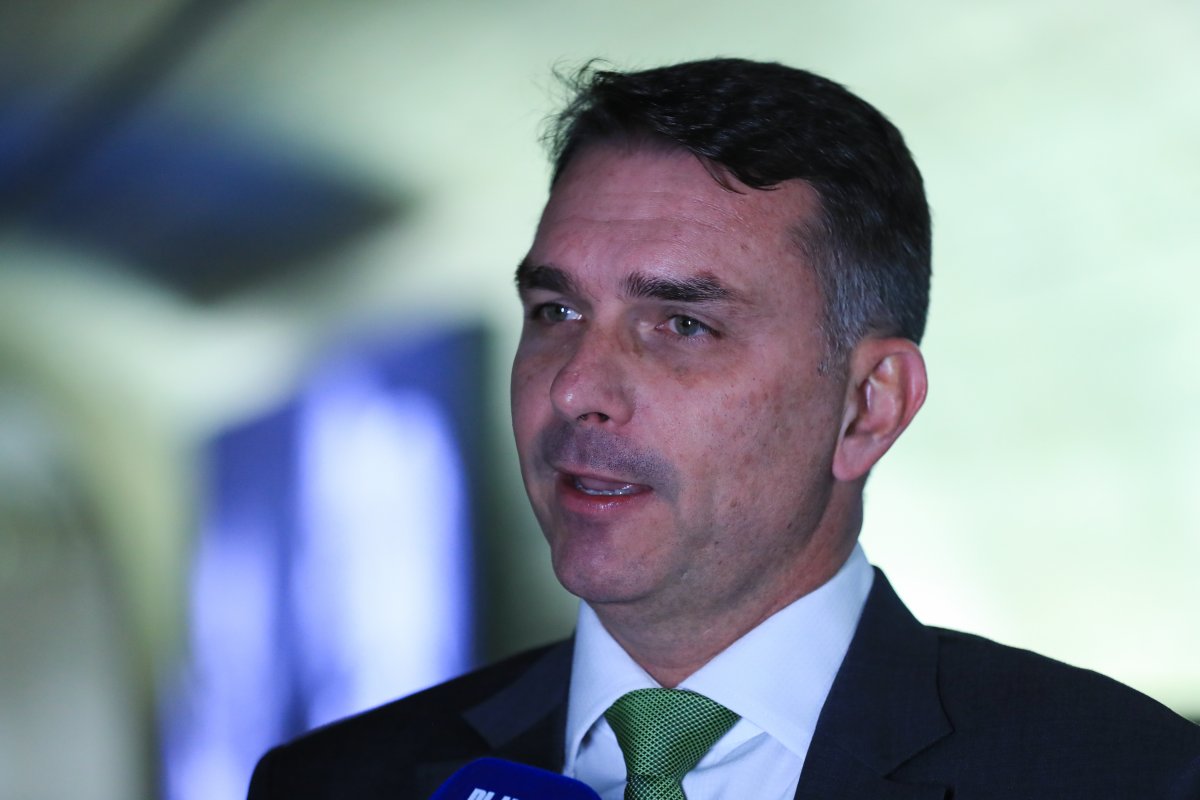 Anotações de Flávio sobre palanques do PL sugerem troca de vice de Tarcísio e risco em MG