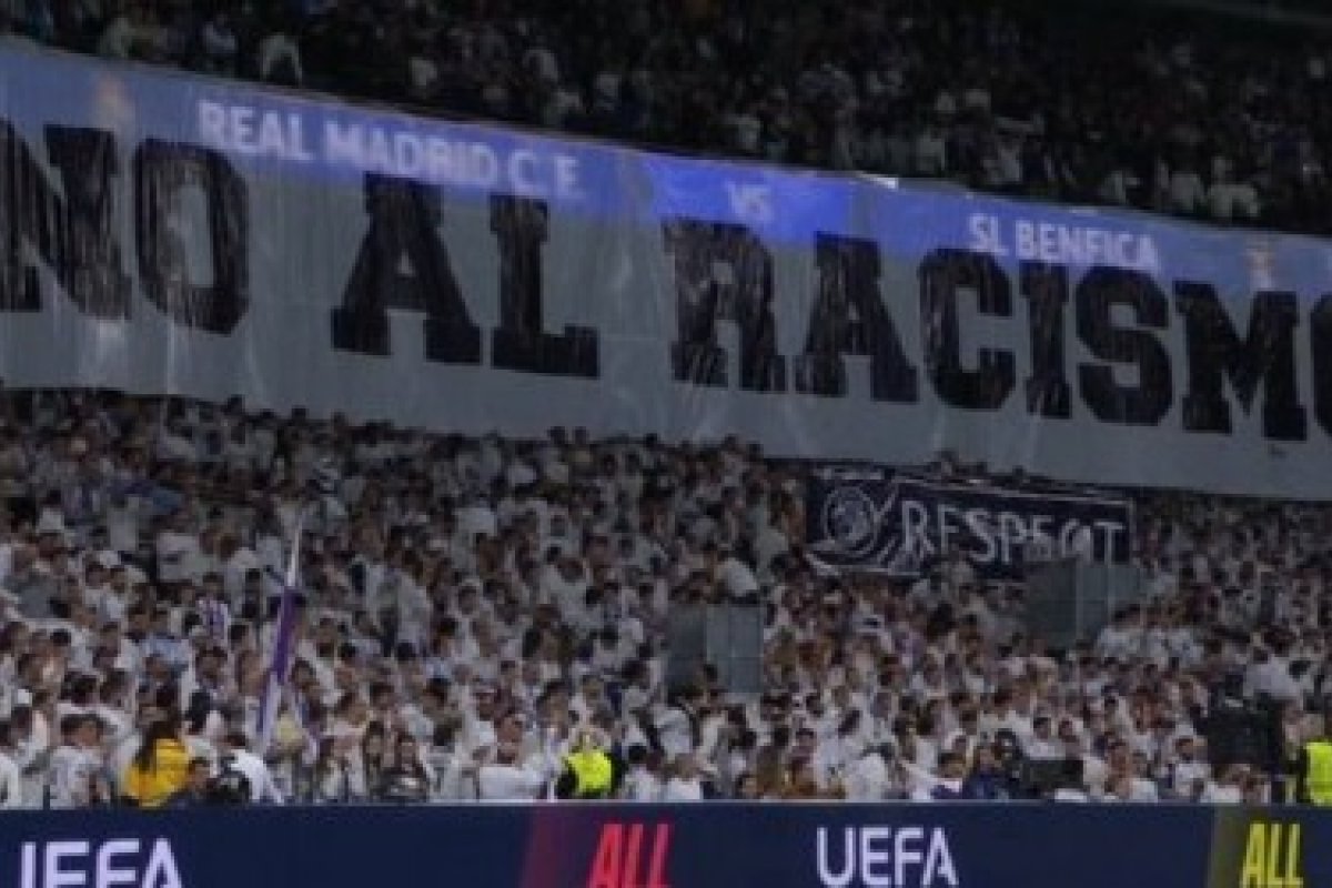 Torcida do Real Madrid exibe faixa gigante em apoio a Vini Jr