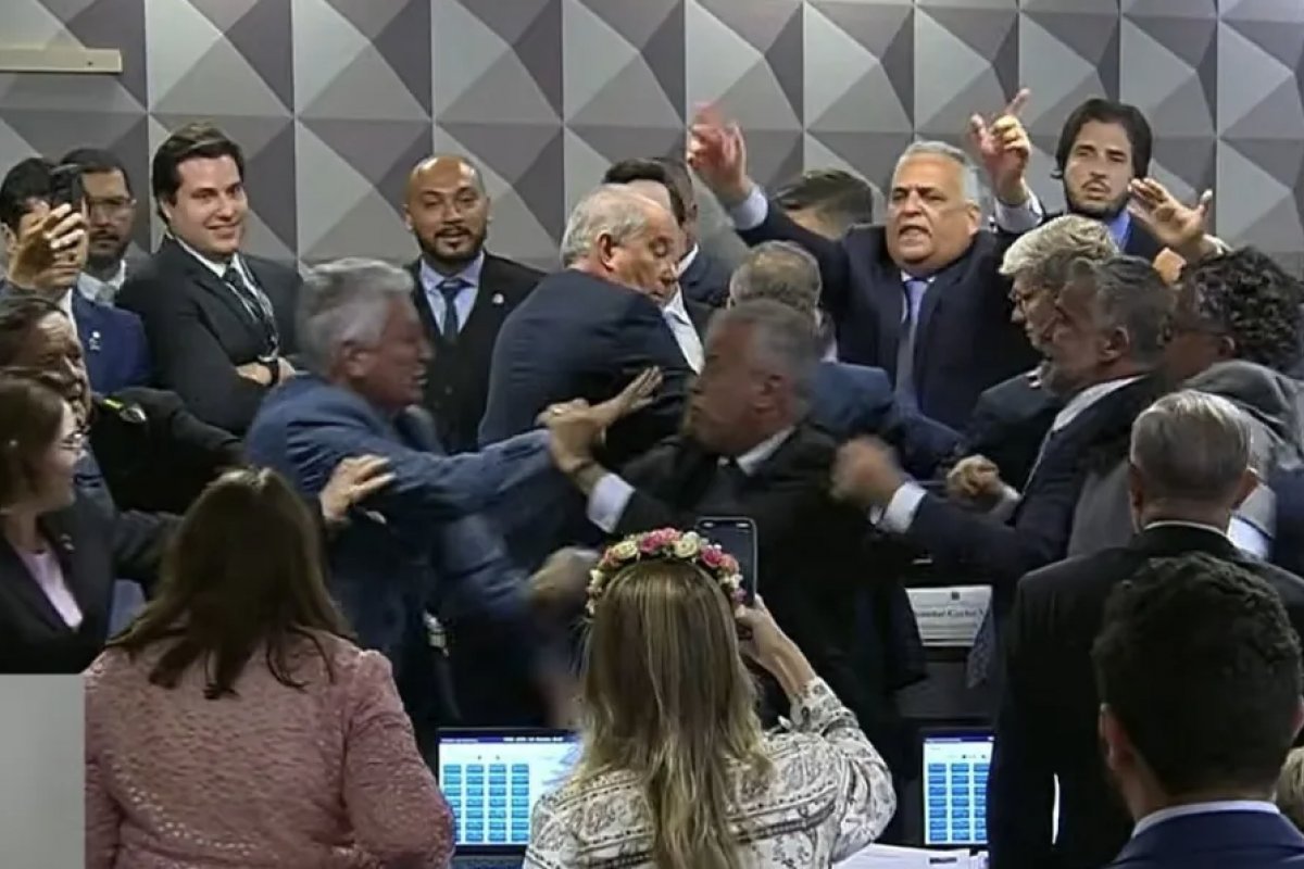 Vídeo: CPMI do INSS termina em confusão após quebra de sigilo de Lulinha ser aprovado 