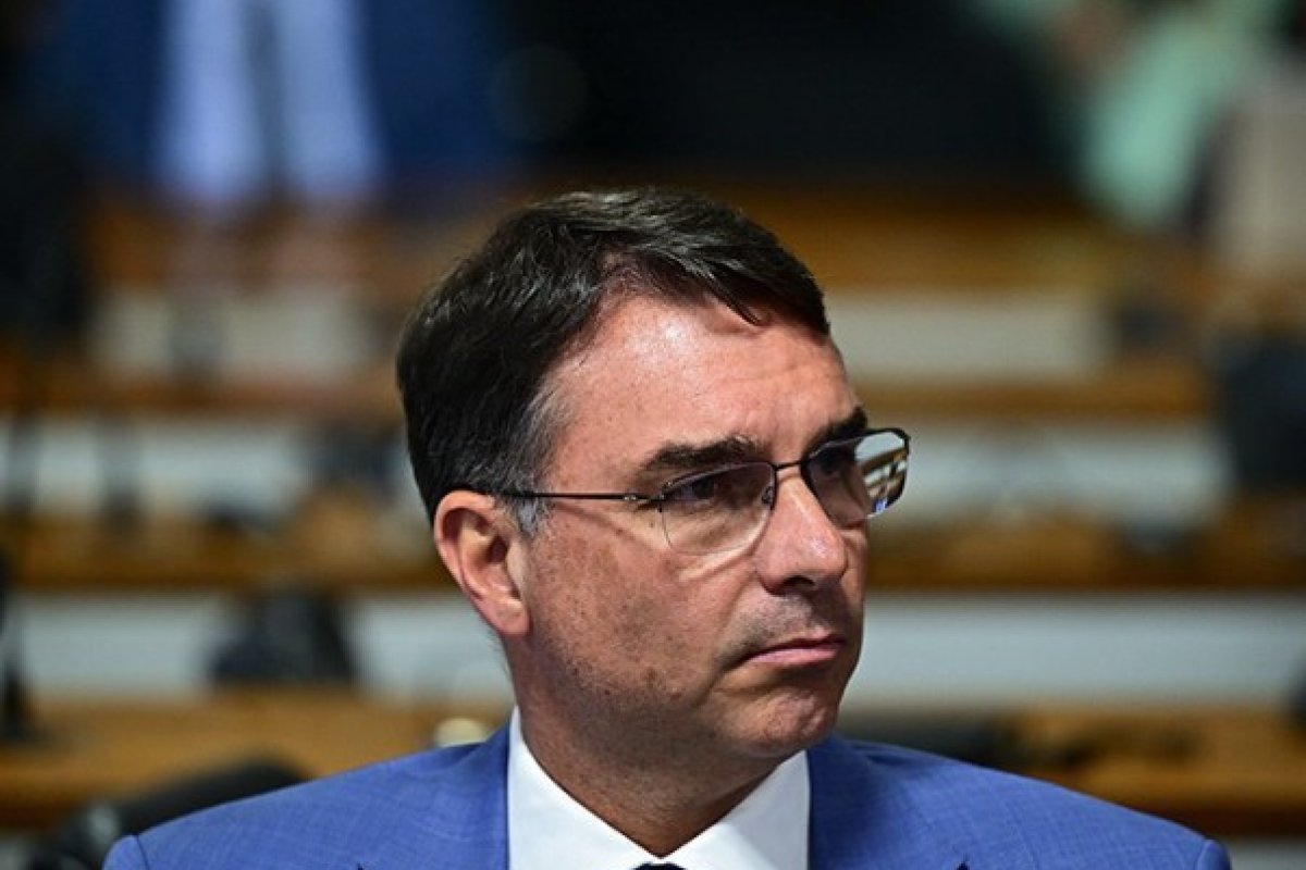 Vídeo: Flávio Bolsonaro protocola PEC para dar fim à reeleição presidencial: 'Brasil não aguenta mais quatro anos de PT'