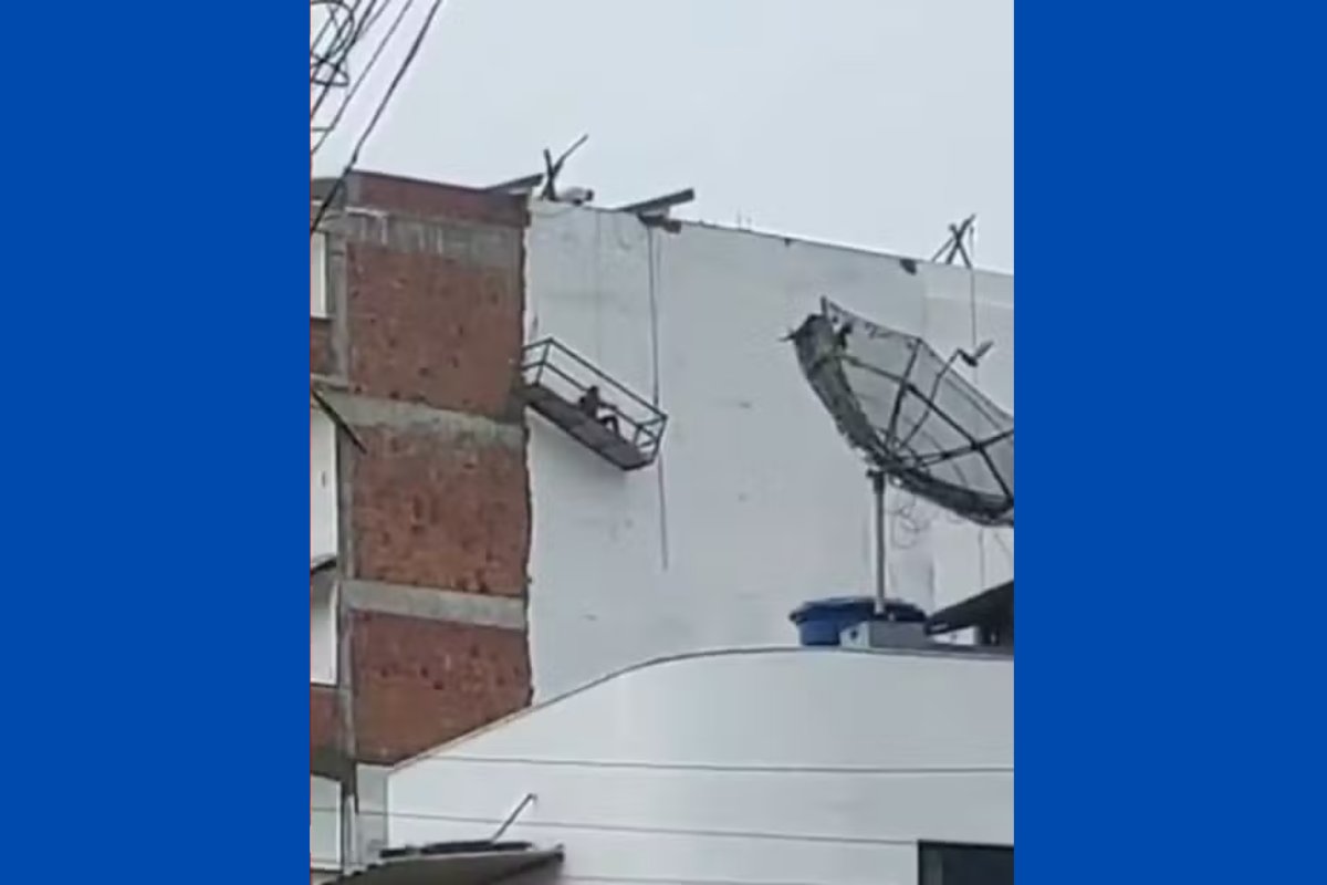 Vídeo: Corda de andaime cede e trabalhador fica pendurando no interior da Bahia