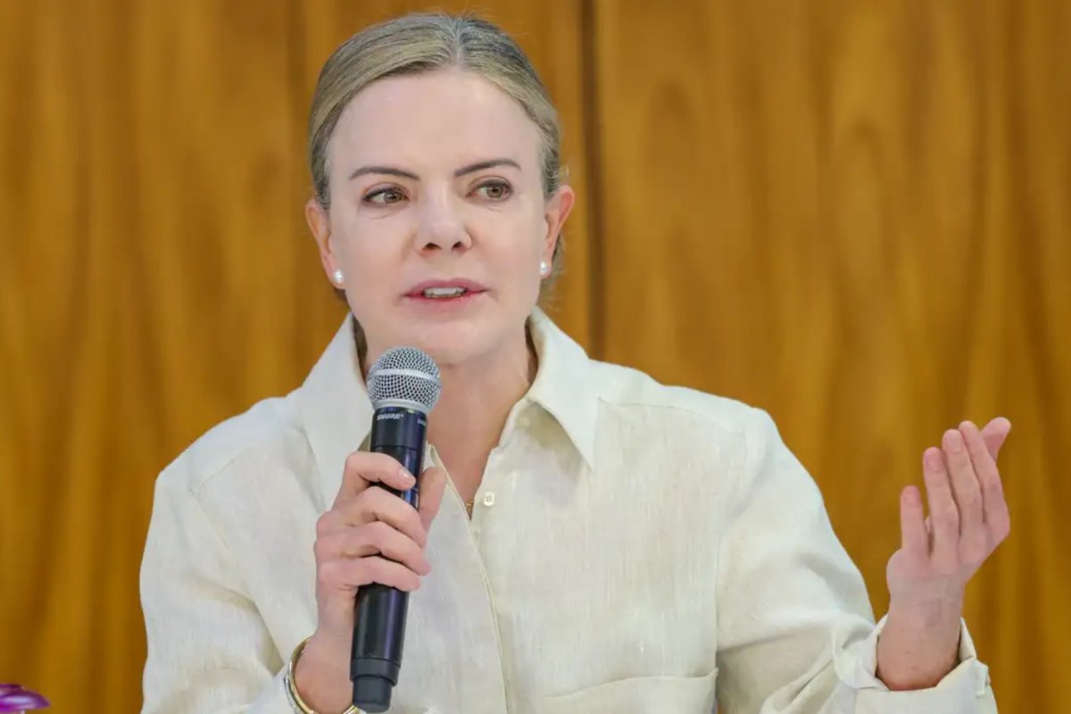 "Mais um ataque irresponsável e autoritário", afirma Gleisi Hoffmann sobre ofensiva contra o Irã