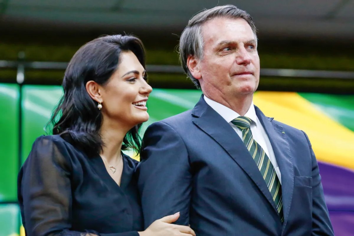 Em carta, Bolsonaro defende Michelle de ataques "da própria direita" e pede que ela só entre na política em abril