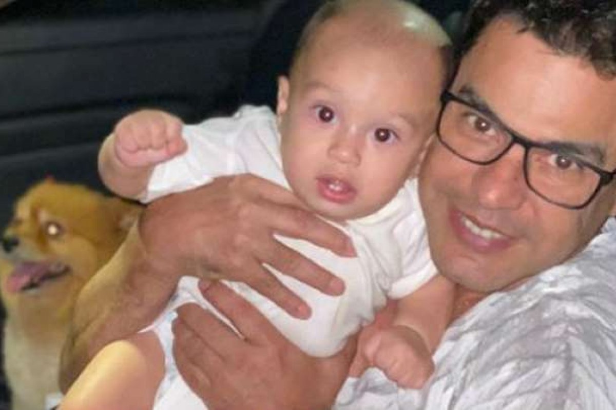 Zezé Di Camargo posa com o neto Joaquim 