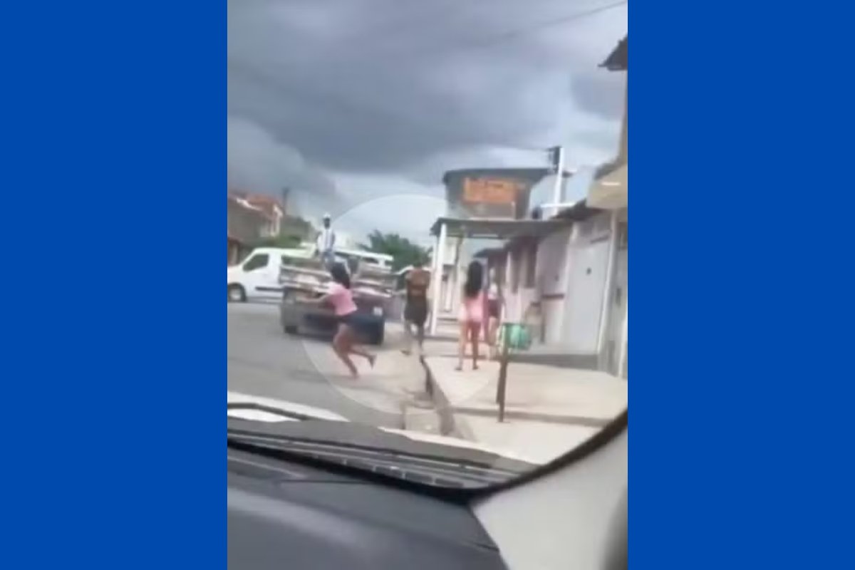 Vídeo: jovem de 19 anos é baleada durante briga por ciúmes em Feira de Santana 