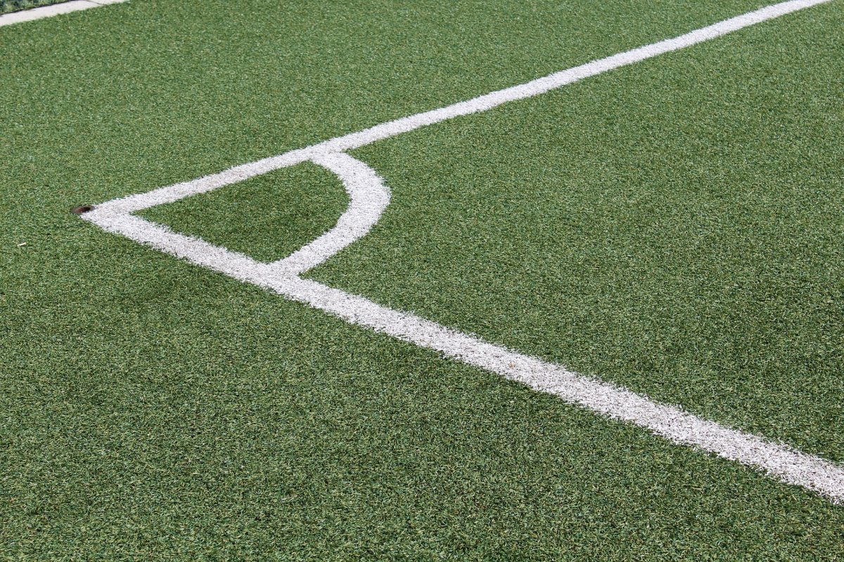 Especialista aponta efeitos do gramado sintético nas articulações e na carreira esportiva!