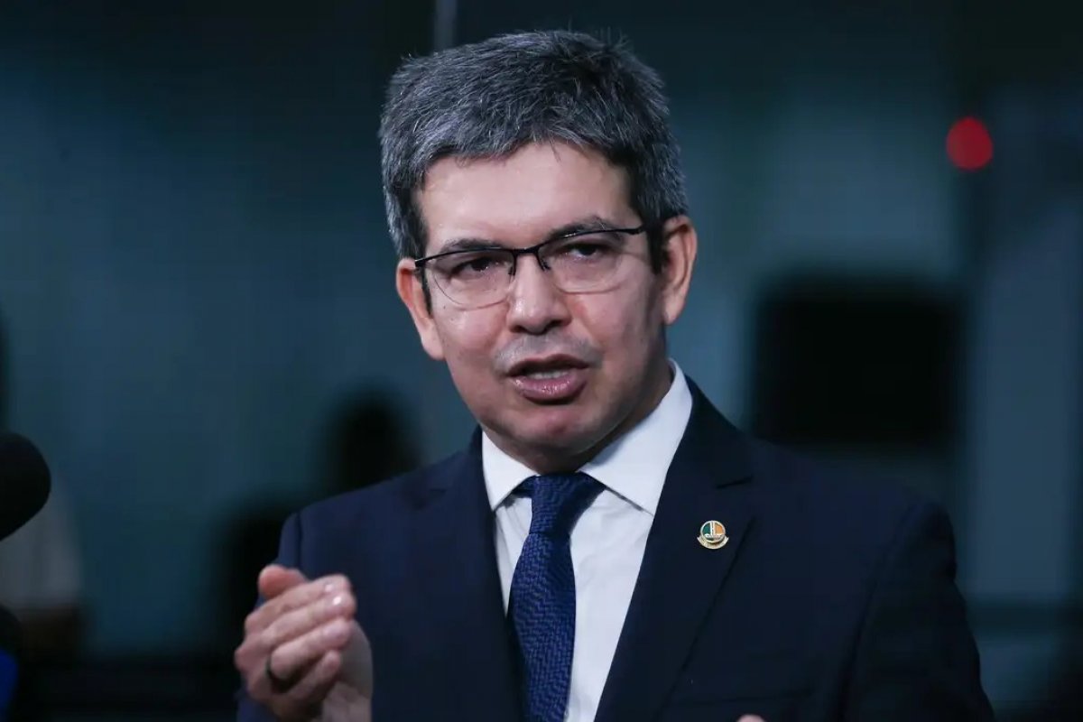 Randolfe Rodrigues defende quebra de sigilos e diz que decisão de Alcolumbre encerra impasse na CPMI do INSS