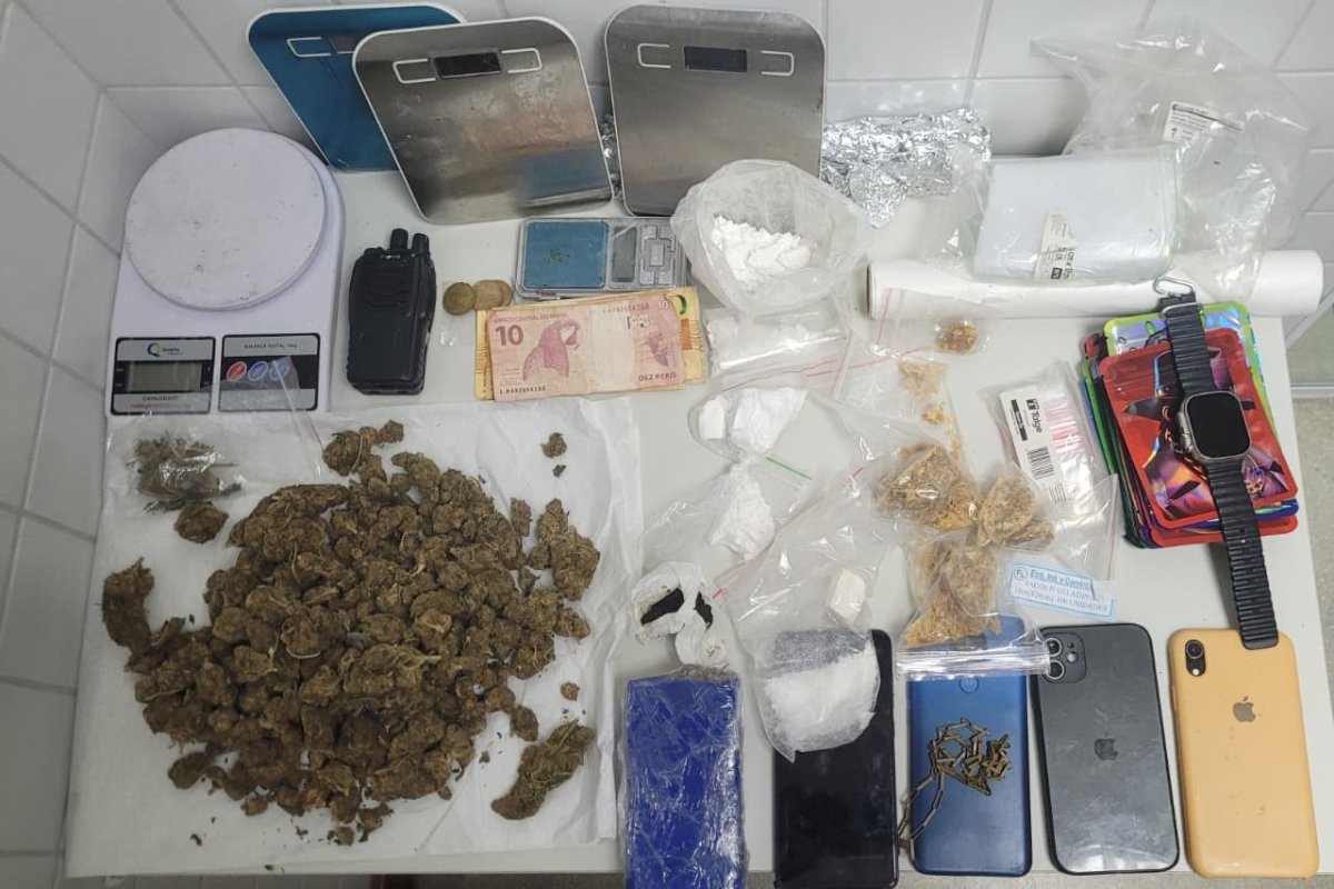 Homem acusado de homicídio é preso com drogas pela PM em Camaçari