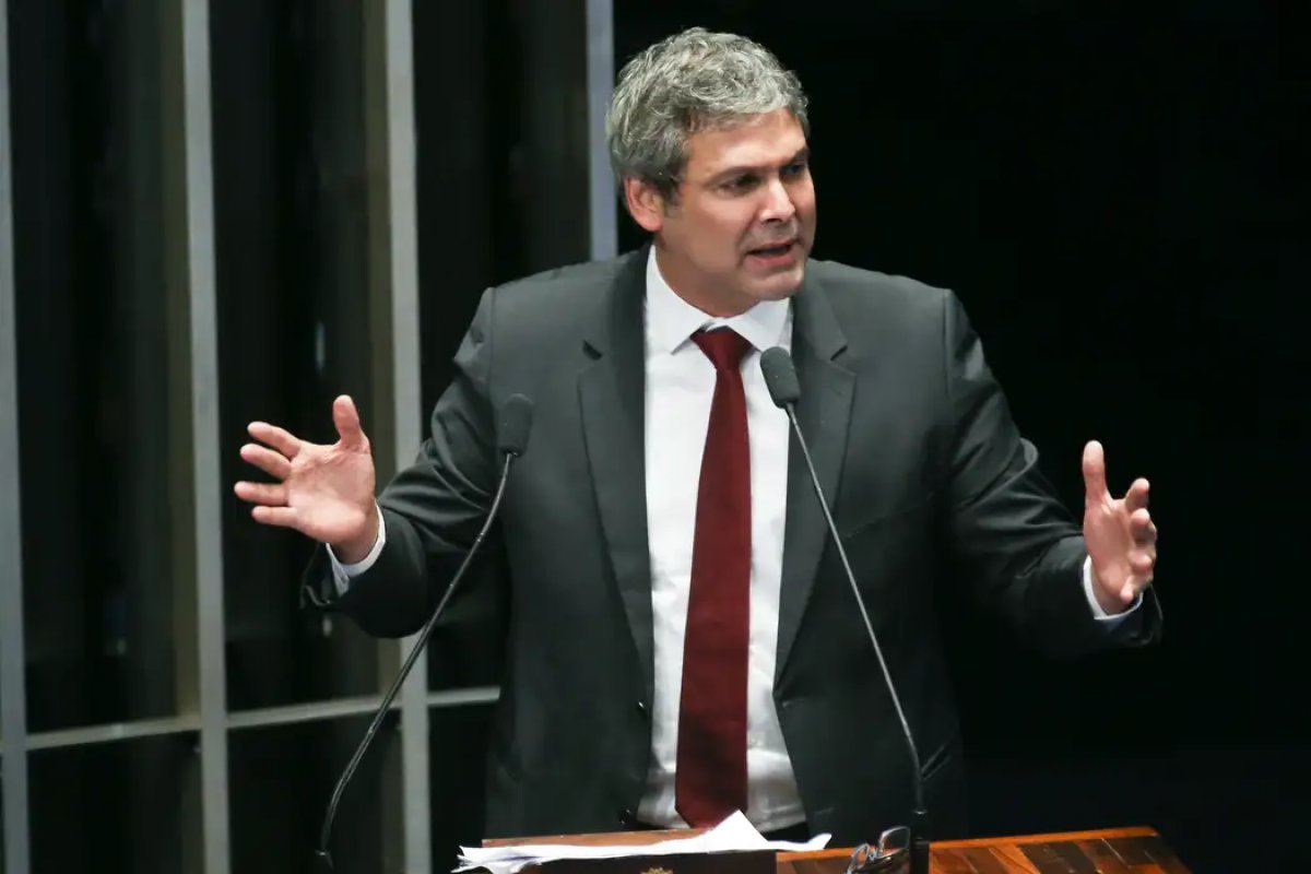 Caso Master: Lindbergh Farias solicita que PGR apure gestão de Campos Neto no BC por omissão