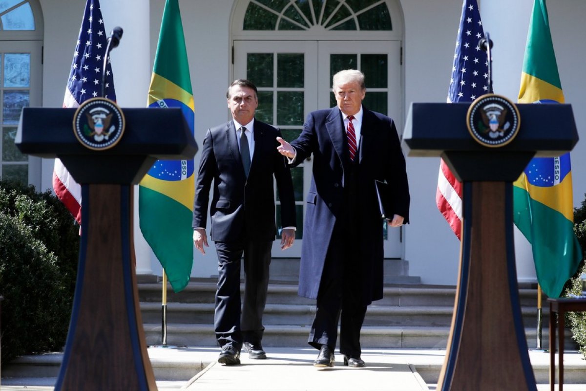 Bolsonaro viaja para encontro com Trump
