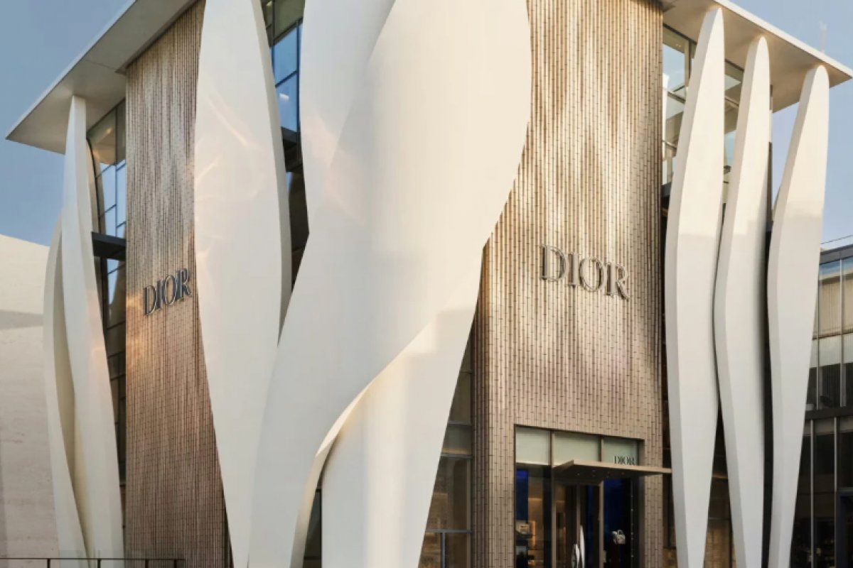Dior inaugura em Pequim um novo capítulo do luxo com flagship que une arquitetura, arte e experiência sensorial!