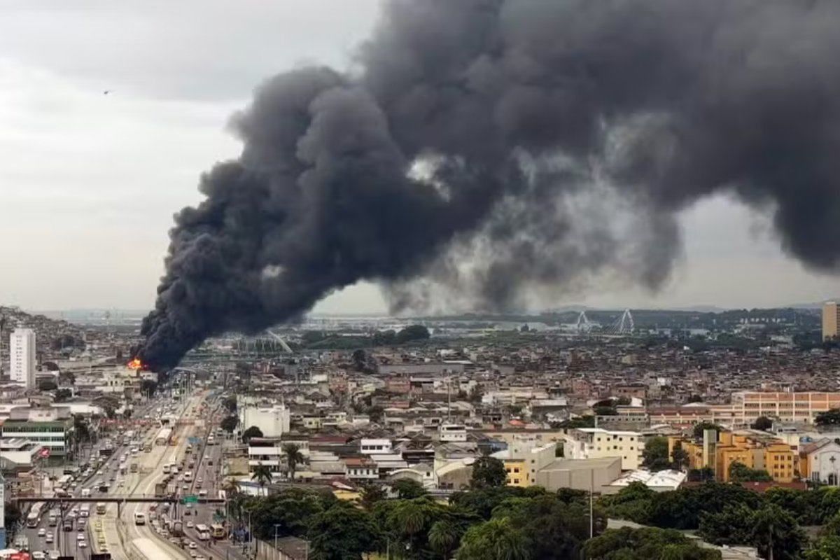 Incêndio de grandes proporções atinge galpão no Rio de Janeiro