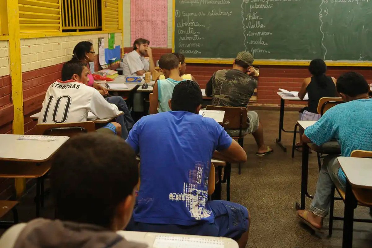 Prefeitura de Alagoinhas vai pagar R$ 100 para alunos do EJA que frequentarem a escola