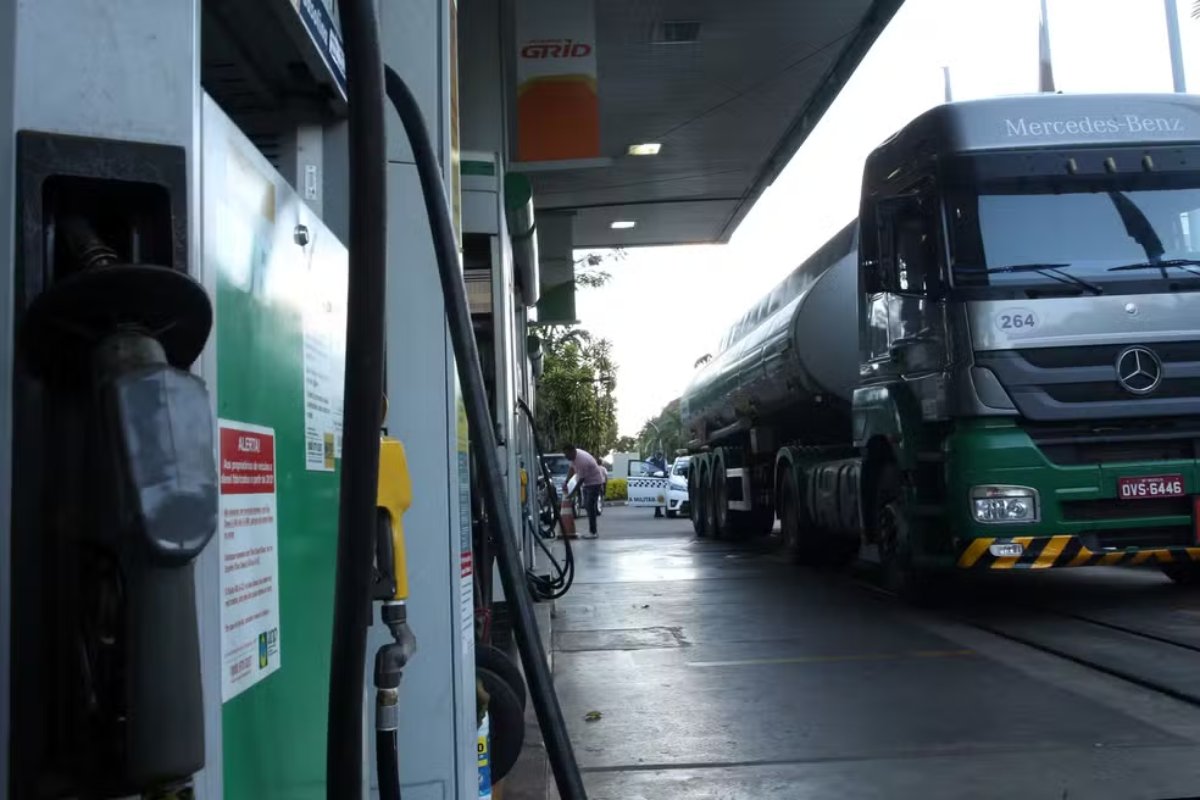 Preço do diesel sobe 7% em postos brasileiros impulsionado pela guerra no Oriente Médio; aponta levantamento