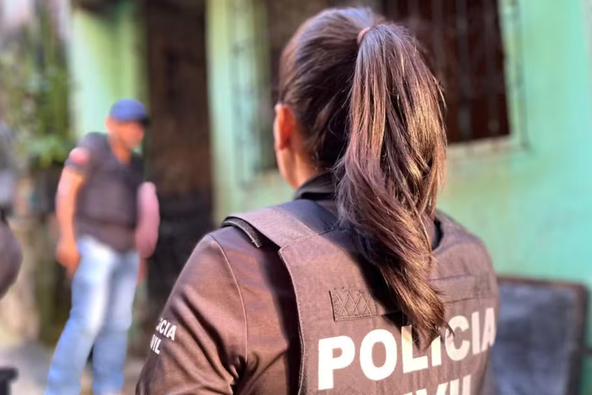 Mulher é presa acusada de dopar e roubar mais de R$ 18 mil de homem durante encontro 