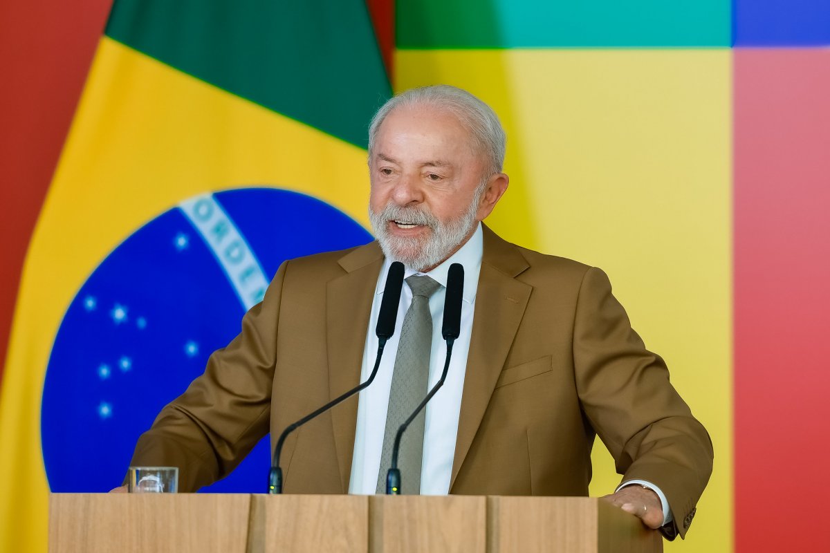 Para conter alta do diesel, Lula zera PIS e Cofins e cria subsídio ao combustível