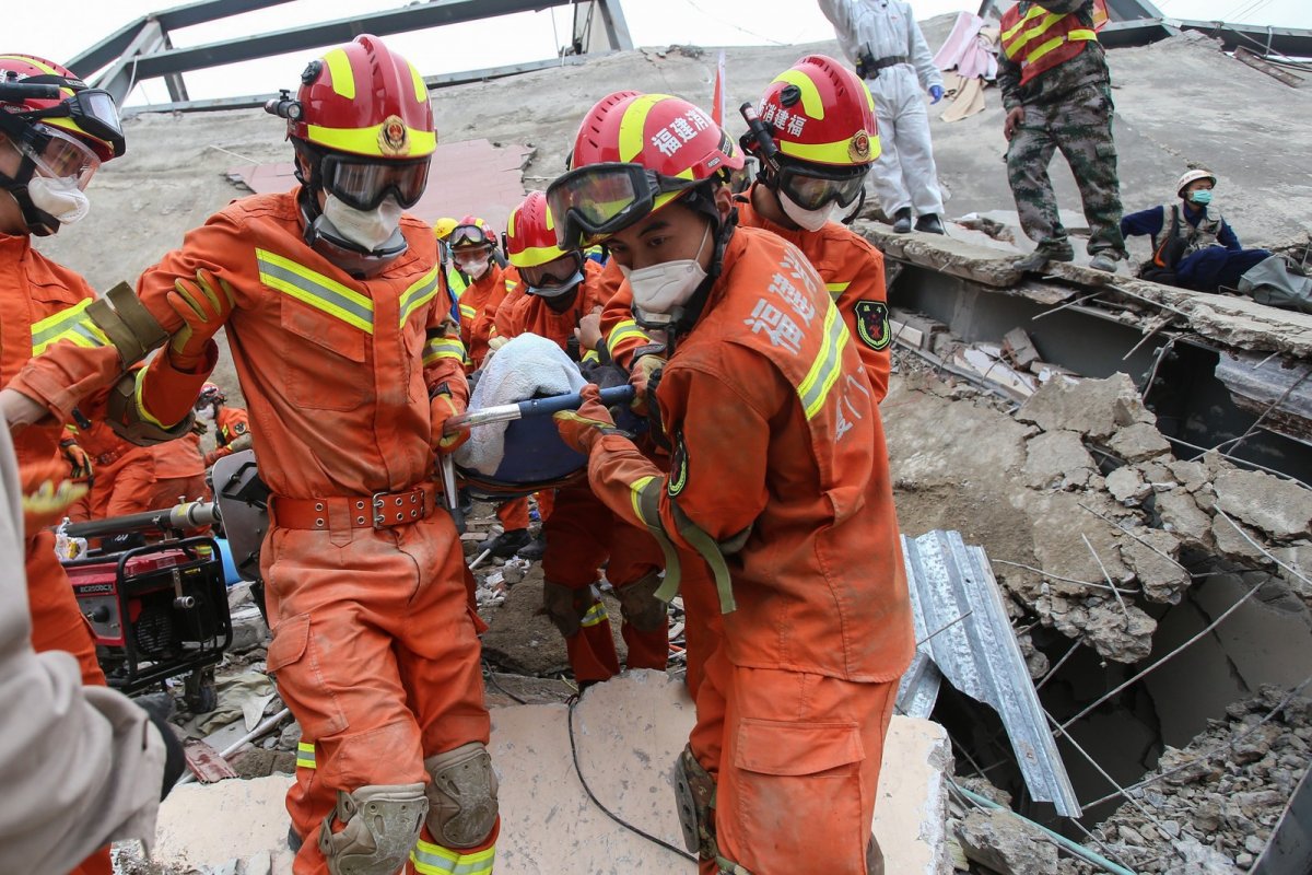 China: hotel utilizado para quarentena deixa mortos após desabamento