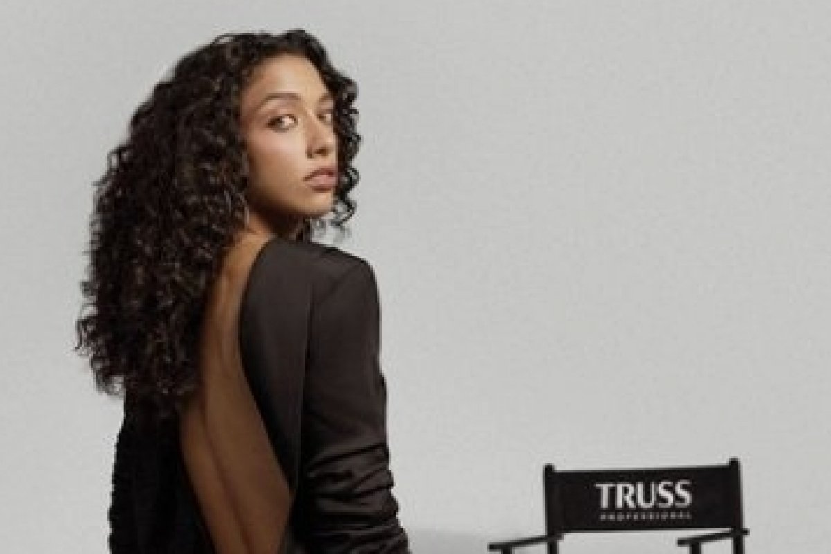 Alice Carvalho revela Absolute Dark, tom exclusivo criado por TRUSS, para viver próxima personagem no cinema e exibe novos fios à caminho da premiação em Los Angeles!