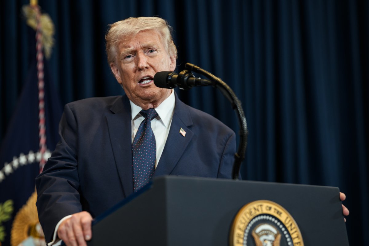 Trump promete novo ataque ao Irã nesta sexta e alega que EUA estão 'destruindo totalmente' o regime iraniano 