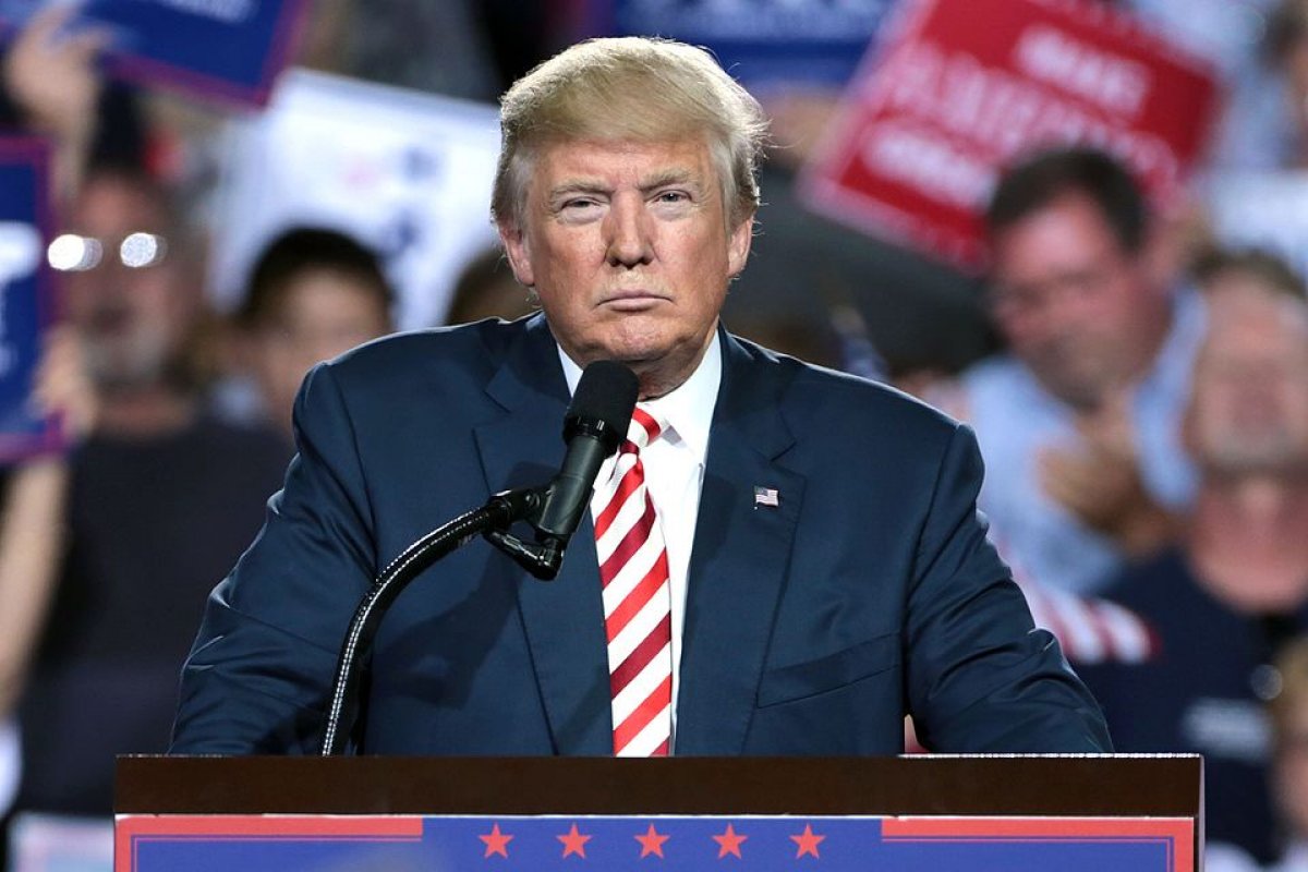 Trump afirma que EUA bombardeou ilha responsável por 90% do petróleo do Irã