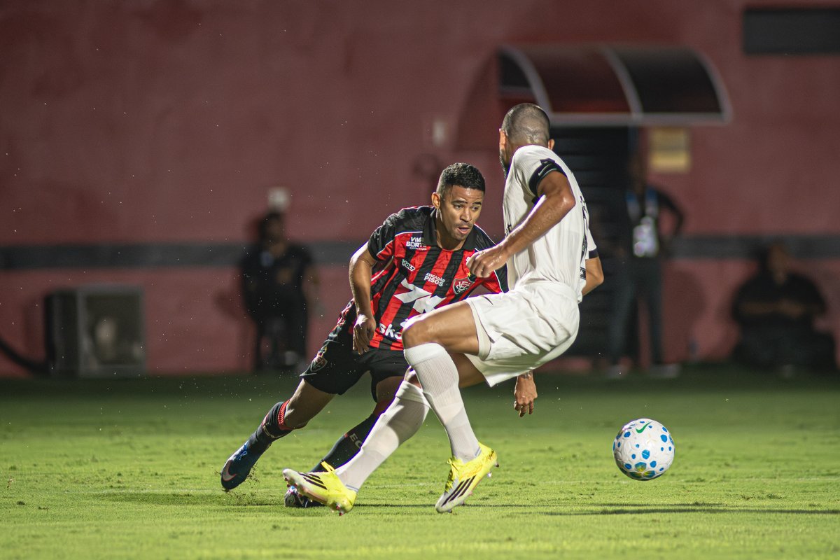 Vitória vence o Atlético-MG no Barradão e sobe momentaneamente na tabela do Brasileiro 