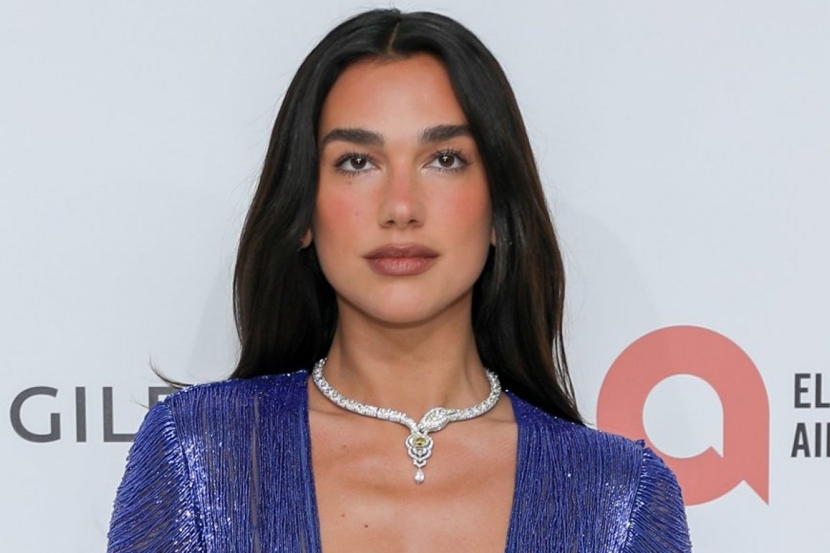 Dua Lipa veste Gucci no jantar anual da Elton John AIDS Foundation (EJAF) na noite do Oscar! 