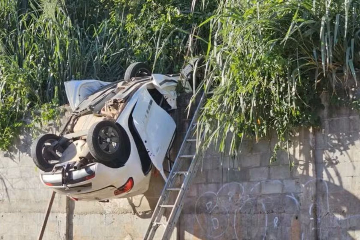 Adolescente fica preso às ferragens de carro após despencar de altura de cerca de 17 metros em Salvador