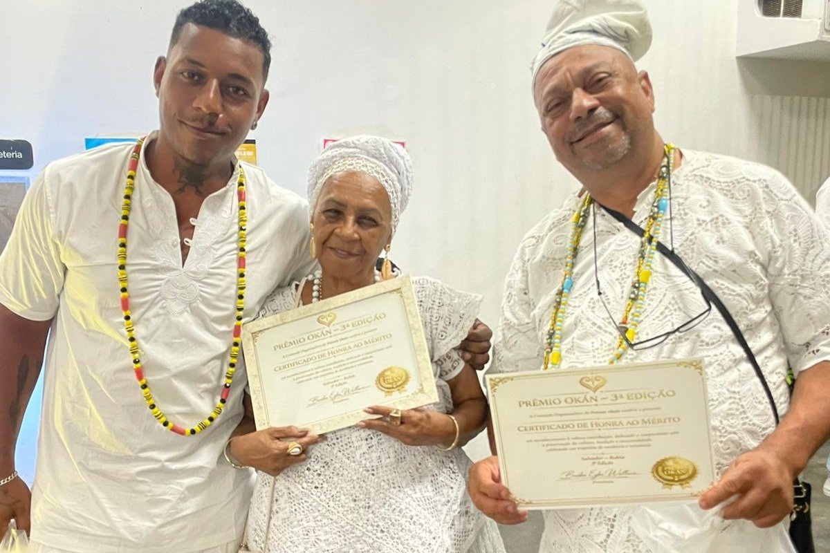 Pai da comunidade da Casa de Oxumarê, Leandro da Mata, recebe homenagem cultural na 3ª edição do Prêmio Okan! 