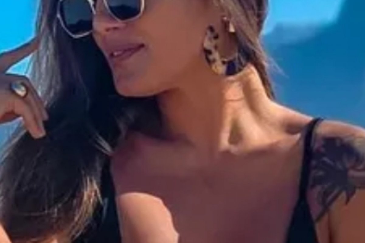 Baiana Carol Peixinho pega bronze em praia carioca 