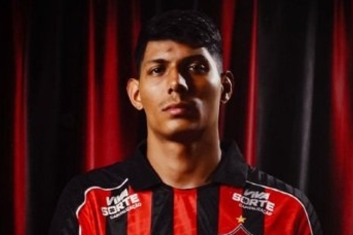 Vitória anuncia contratação por empréstimo do volante Zé Vitor