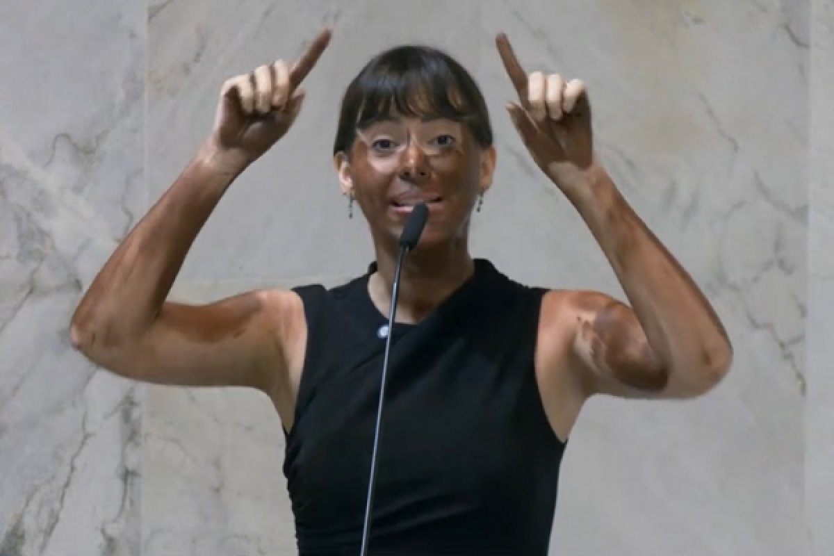 Deputada usa blackface na Alesp para criticar eleição de Erika Hilton à Comissão dos Direitos  da Mulher