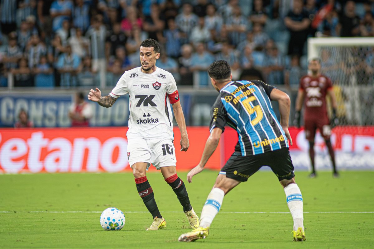 Vitória é superado pelo Grêmio fora de casa e perde sequência no Brasileirão