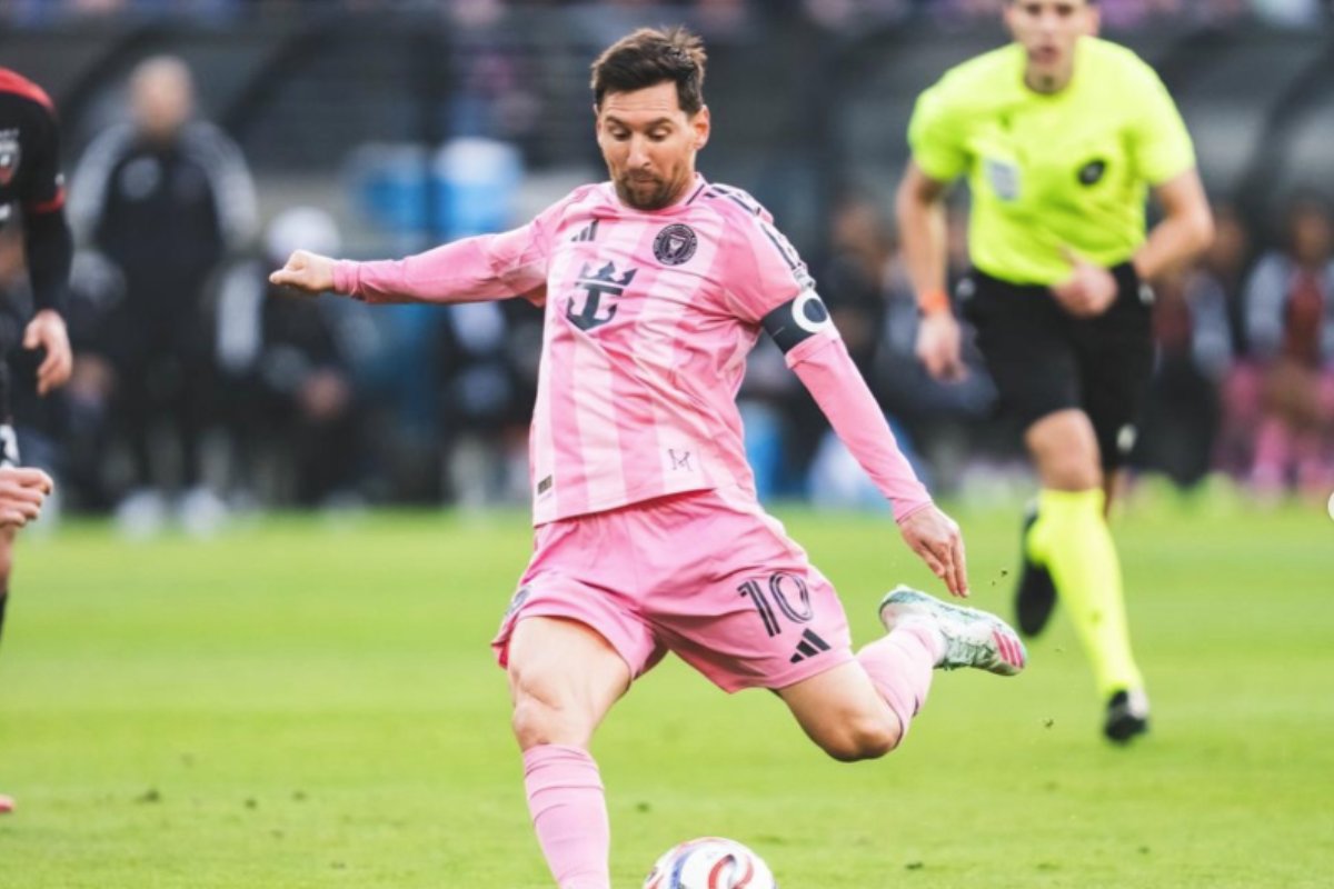Messi chega aos 900 gols e entra na corrida pelo milésimo com Cristiano Ronaldo