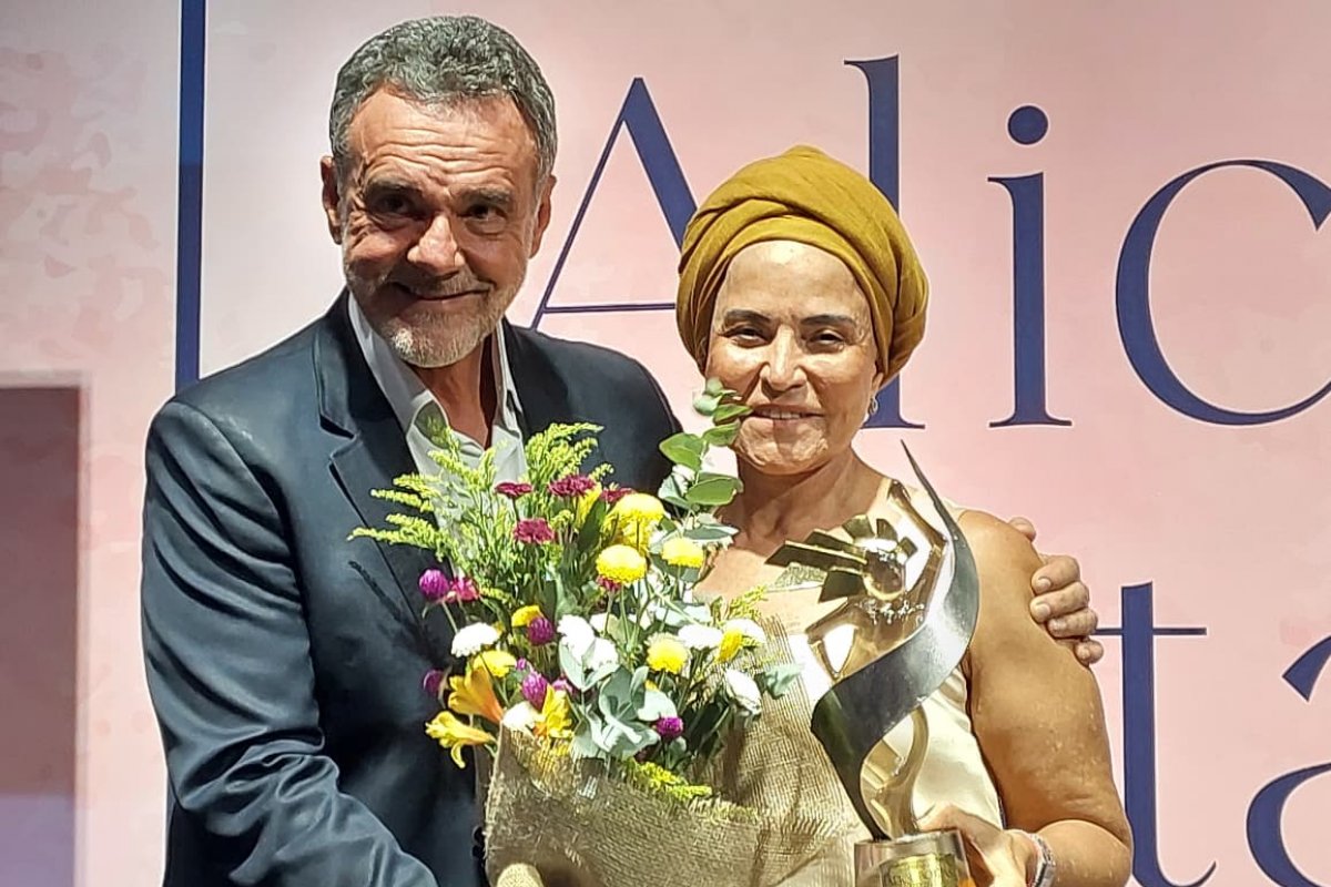 Chef Tereza Paim recebe o prêmio Alice Bottas em homenagem ao Dia Internacional da Mulher na categoria empreendedorismo! 