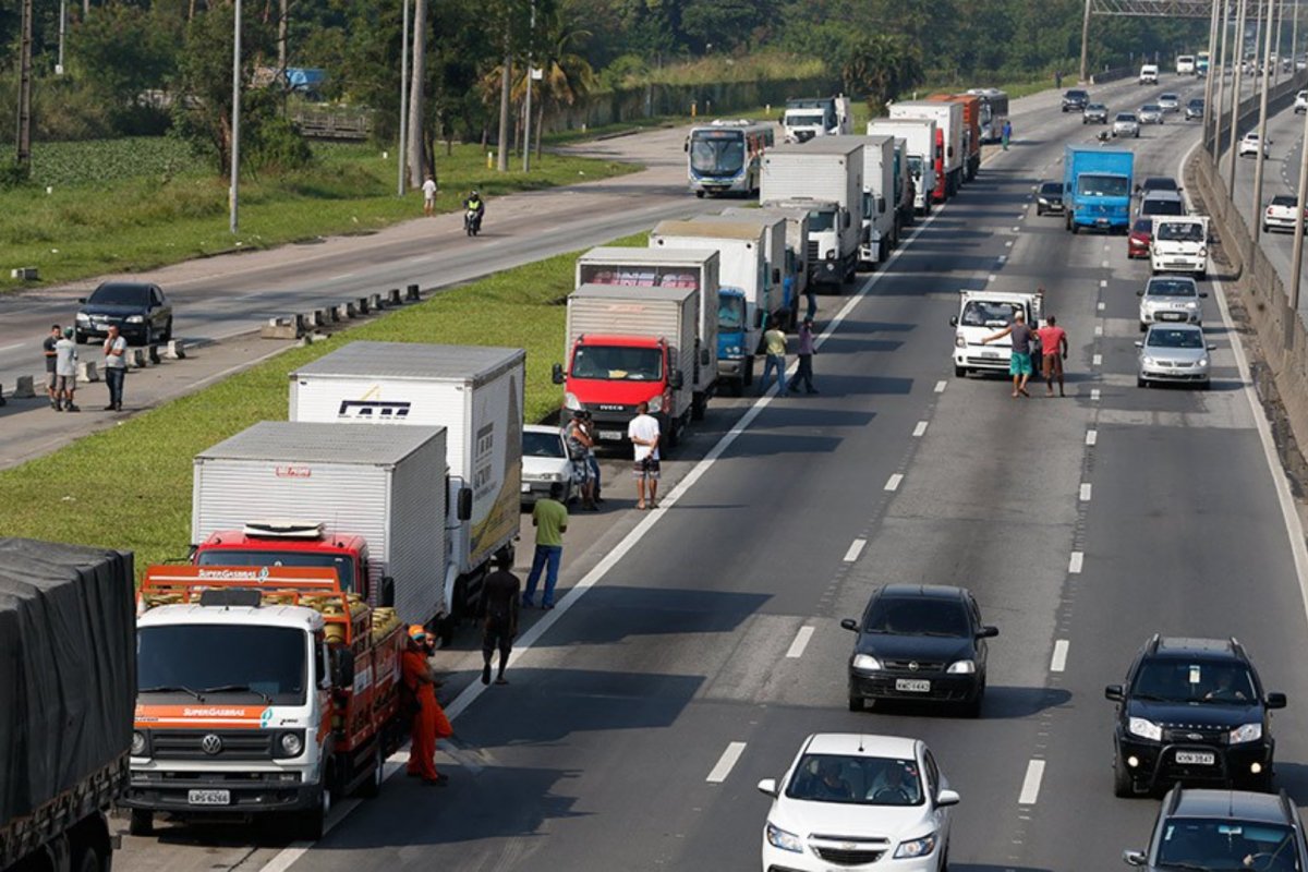 Após diálogo, caminhoneiros desistem de greve e elogiam Lula: "É o início de um sonho"