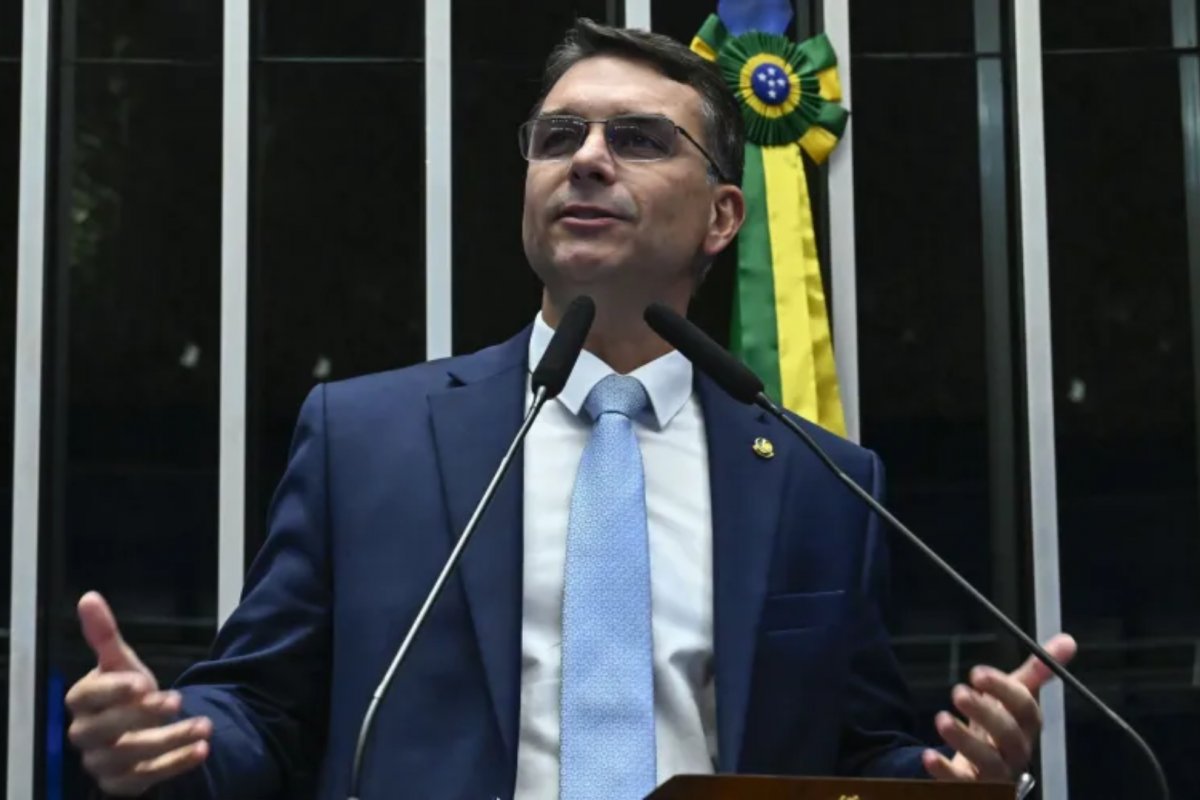 Flávio Bolsonaro diz que ex-presidente ainda não está “100%” e segue na UTI