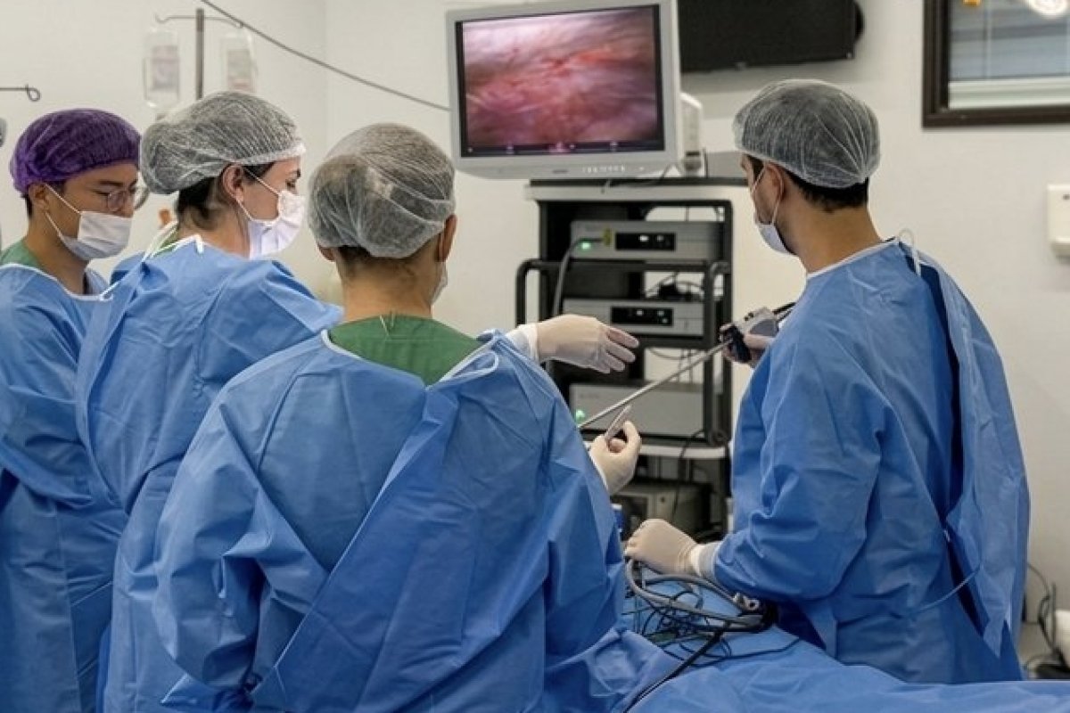 Hospital traz tecnologia robótica pioneira que revoluciona cirurgias!  