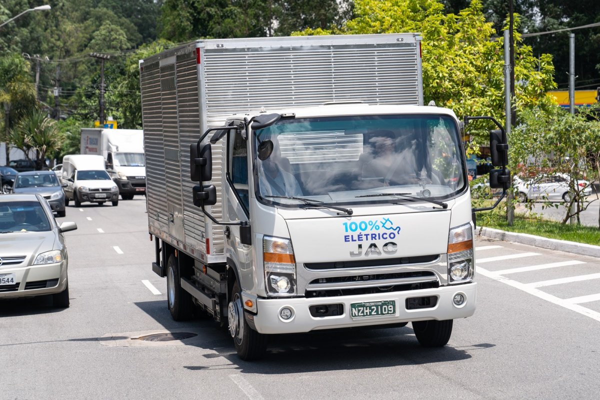 Conheça o primeiro caminhão elétrico à venda no Brasil