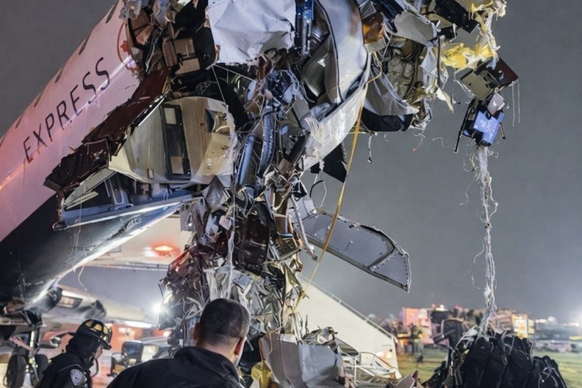 Vídeo: Avião bate em Caminhão de Bombeiros durante pouso em Nova York 